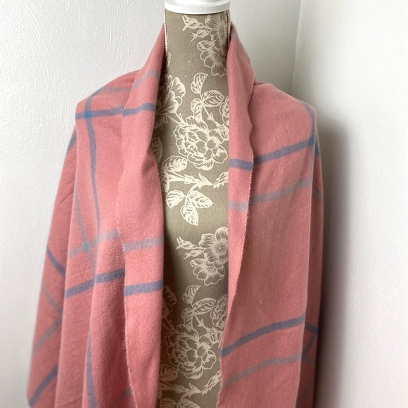 Large Women Wrap/Scarf w/ Fringes . Pink/Blue. One Size. - Picture 3 of 11